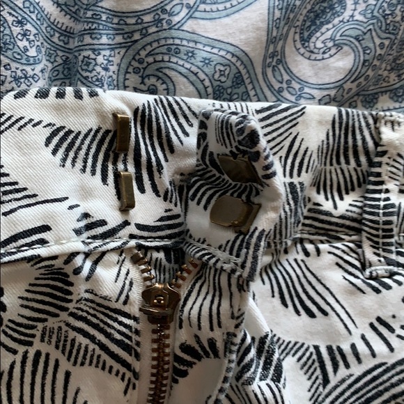 Old navy pixie shorts - Picture 2 of 3